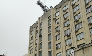 У Кропивницькому з даху суду впав робітник, чоловіка рятують в операційній (ФОТО)