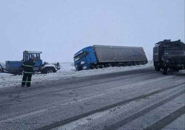 На Кіровоградщині майже 30 населених пунктів без світла, 50 авто у снігу