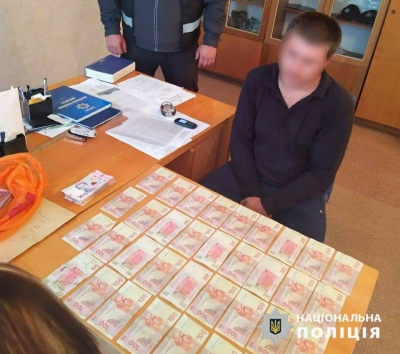 Житель Кіровоградщини пропонував поліцейському 56 тисяч гривень хабара