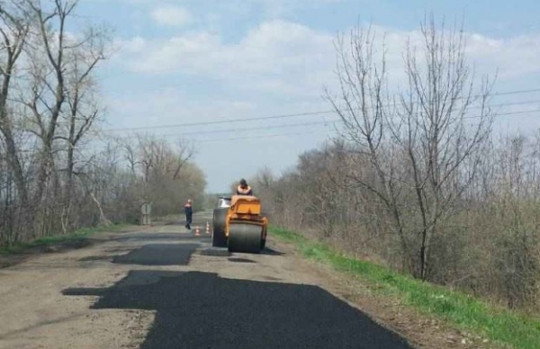 Жителям Кіровоградщини показали, як ремонтують обласні дороги (ФОТО)