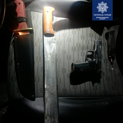 У Кропивницькому вночі поліція зупинила кілька автівок зі зброєю