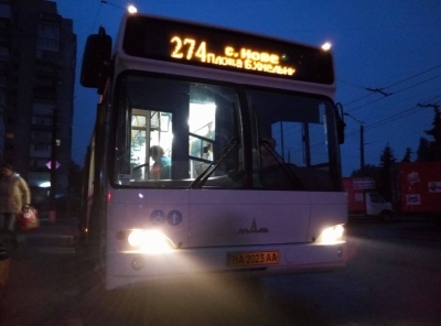 У Кропивницькому обстріляли комунальний автобус (ВІДЕО)