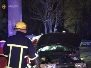 У Кропвиницькому легковик влетів у стовп. Є постраждалий