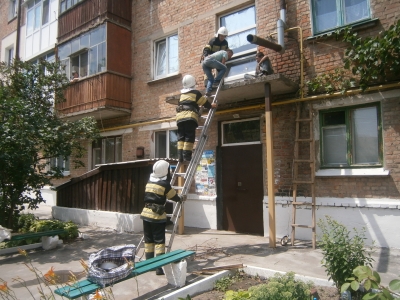 На Кіровоградщині рятувальники спустили з піддашку під’їзду чоловіків. ФОТО