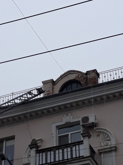 У центрі Кропивницького обвалилася частина даху (ФОТО)