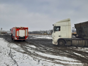 Негода на Кіровоградщині: на дорогах області застрягають легковики та вантажівки (ФОТО)
