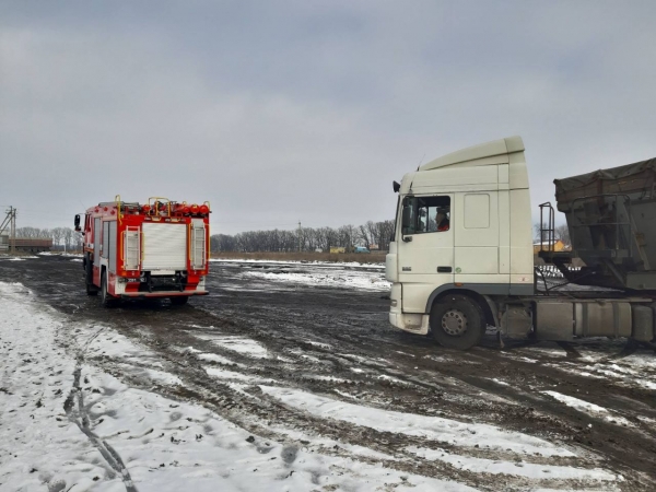 Негода на Кіровоградщині: на дорогах області застрягають легковики та вантажівки (ФОТО)