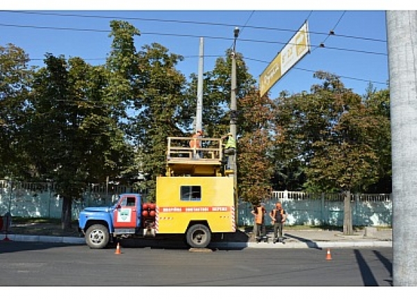 По вулиці Короленка здійснюється заміна аварійних тролейбусних електроопор у Кропивницькому