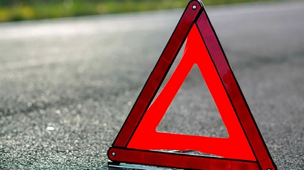 17-річний юнак на Mercedes-Benz протаранив стовп у Кропивницькому (ВІДЕО)