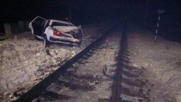 На Кіровоградщині легковий з п’яною п’ятіркою протаранив пасажирський потяг, є постраждалі (ФОТО)