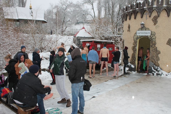 СПЕЦРЕПОРТАЖ: Як кропивничани у водойму пірнали. ФОТО. ВІДЕО