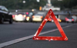 У Кропивницькому водій вантажівки випробував на міцність легковий автомобіль (ФОТО)