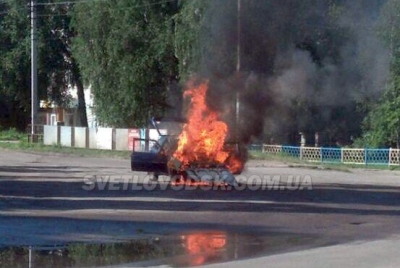 На Кіровоградщині посеред міста спалахнув легковий автомобіль (ФОТО)