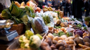На Кіровоградщині підпільний магазин продавав «прострочку» та продукти невідомого походження