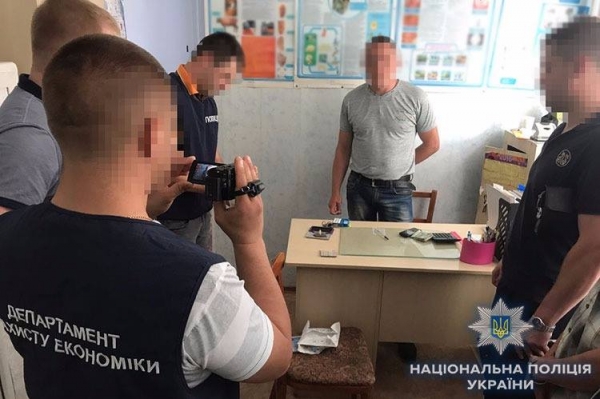 На Кіровоградщині затримали посадовця під час отримання хабара за підробку експертизи. ФОТО