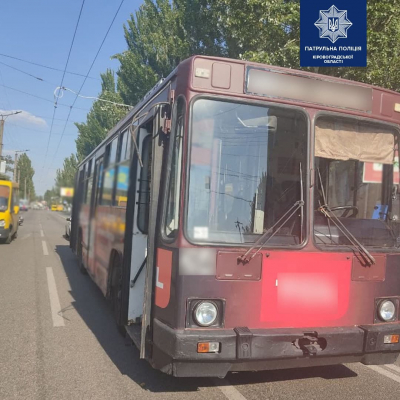 У Кропивницькому вантажівка зіткнулась з тролейбусом