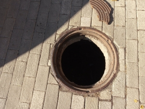Жителі Кропивницького ризикують життям безпосередньо в центрі міста (ФОТО)