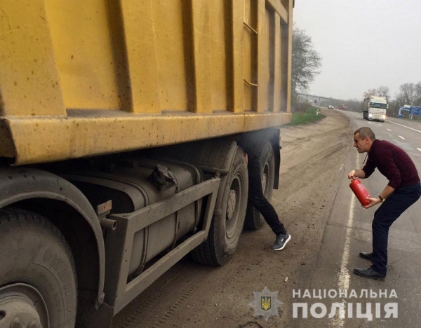 Посеред траси на Кіровоградщині під час руху загорілась вантажівка