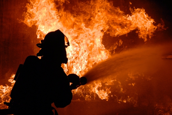 Під час пожежі у Кропивницькому жителі будинку рятувались на балконах, один загинув (ФОТО)