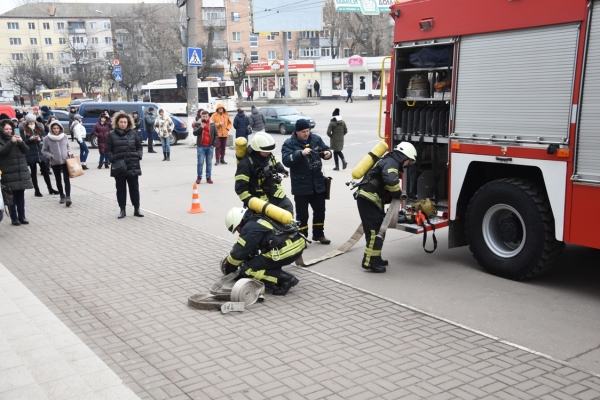 У Кропивницькому екстрено евакуювали персонал та відвідувачів популярного торговельного центру (ФОТО)
