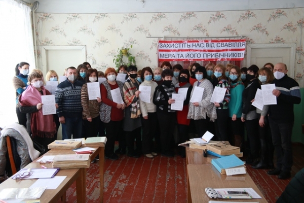 Погрожують розправою та провокують: на Кіровоградщині управлінню освіти не дають працювати