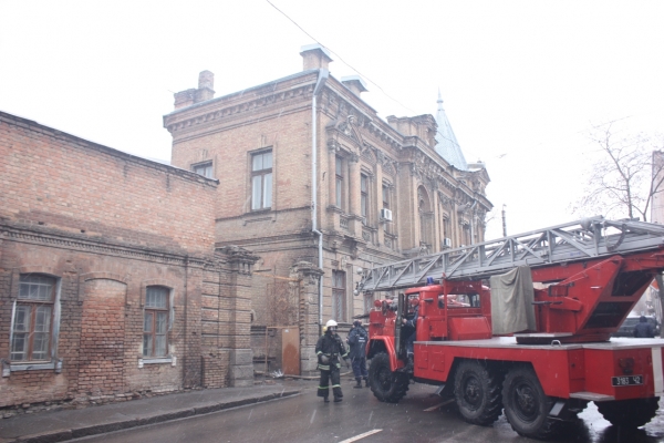У центрі Кропивницького раптово спалахнув 3-поверховий будинок (ФОТО)