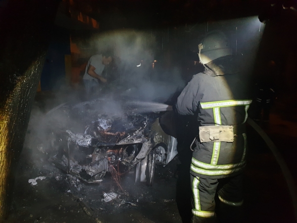 На Кіровоградщині за невідомих обставин спалахнув елітний легкових (ФОТО)