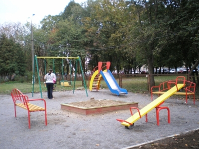 У Кропивницькому завдяки депутату дитячі майданчики завжди залишатимуться чистими (ФОТО)