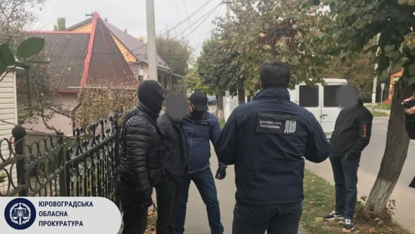 На Кіровоградщині поліцейський вимагав хабар з підприємця за торгівлю алкоголем