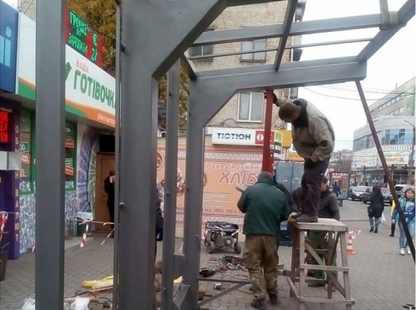 У центрі Кропивницького понівечили новеньку зупинку, мер обурений (ФОТО)