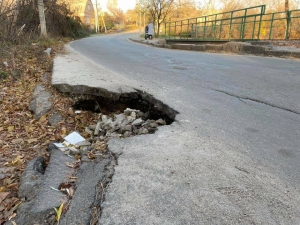 У Кропивницькому на одній з вулиць провалюється дорога