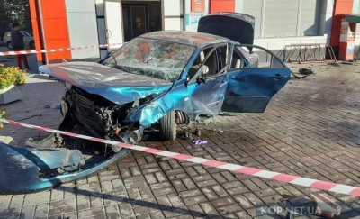 На Кіровоградщині авто врізалося у стіну, загинула дівчина