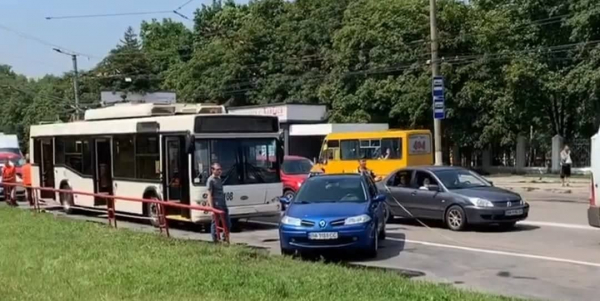 Деталь з кропивницького тролейбуса впала на автомобіль позаду