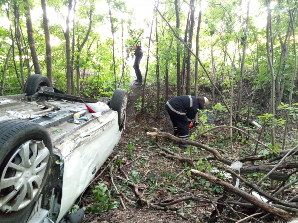 ДТП на Кіровоградщині: перекинуту іномарку рятували за допомогою бензопили (ФОТО)