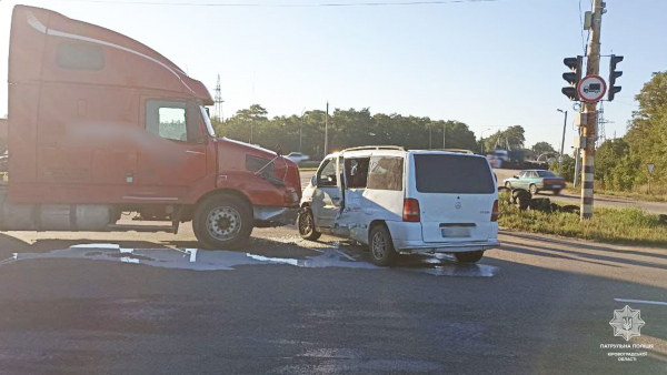 У Кропивницькому зіткнулись вантажівка та Mercedes-Benz
