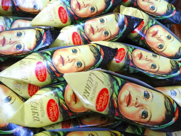 Біля ринку Кропивницького продавали російські солодощі