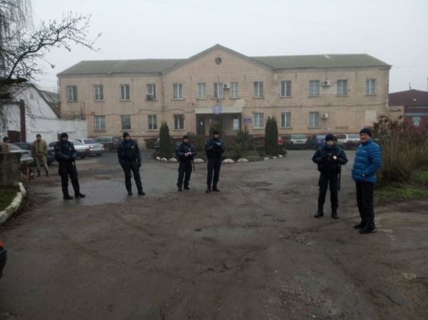 Заворушення у Кропивницькому СІЗО: установу оточили правоохоронці (ФОТО)