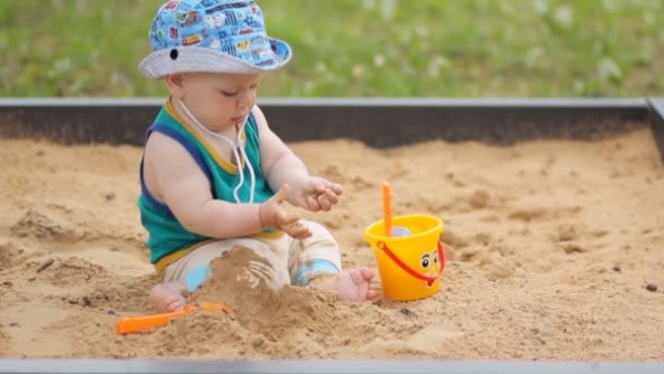 У Кропивницькому завдяки депутату діти гратимуться в чистому піску (ФОТО)