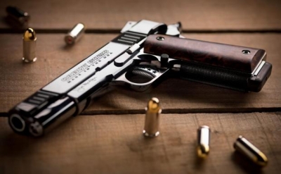 На Кіровоградщині 36-річний чоловік погрожував вбити сусіда пістолетом