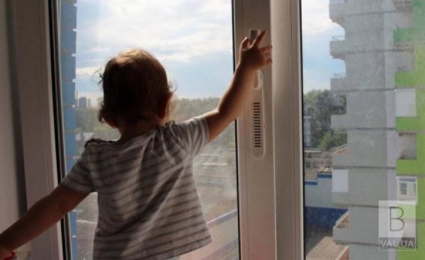 На Кіровоградщині з вікна багатоповерхівки випав малюк