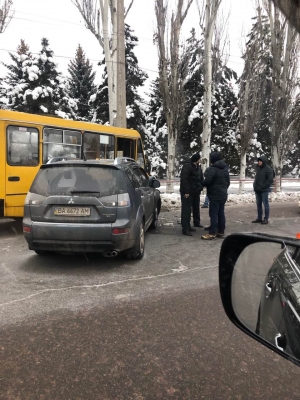 У Кропивницькому сіра Mitsubishi влетіла у маршрутку (ФОТО)