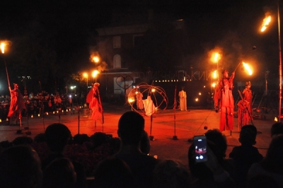 Мистецький фестиваль у Кропивницькому відкрили вуличною виставою з вогником