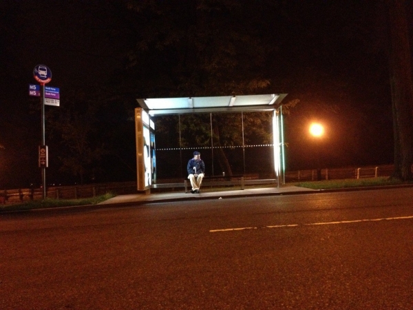 На Кіровоградщині чоловік заснув на своє лихо на автобусній зупинці (ФОТО)