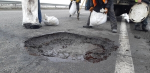 Стало відомо, чому дороги Кіровоградщини не можуть пережити зиму (ФОТО)