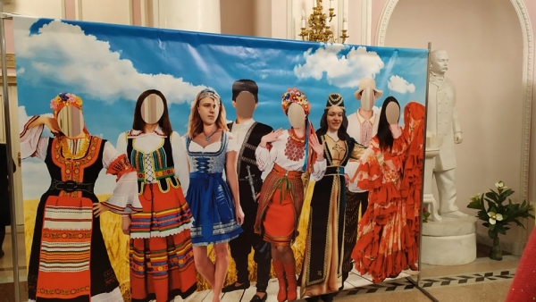 У Кропивницькому триває фестиваль світових культур, учасників розважають та пригощають смаколиками (ФОТО)