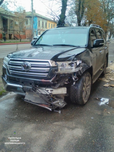 В Кропивницькому п&#039;яний водій зніс паркан біля школи. ФОТО