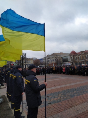 День Гiднoстi та Свoбoди: у Крoпивницькoму вшанували памʼять Гeрoїв Нeбeснoї Сoтнi (ФOТO)