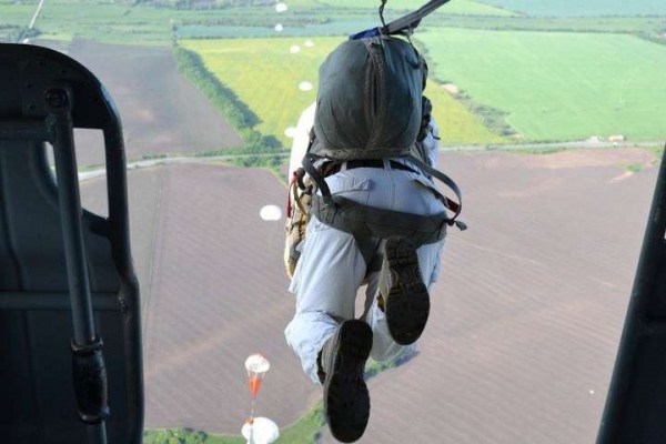 У режимі вільного падіння: кропивницькі спецпризначенці відпрацьовують стрибки з парашутом (ВІДЕО)