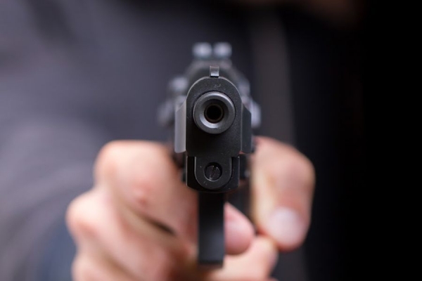 Житель Кіровоградщини погрожував пістолетом неповнолітньому