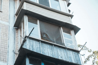 Дивовижний порятунок на Кіровоградщині: з балкона багатоповерхівки випав голий молодик